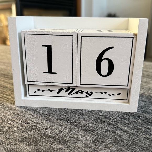 Hobby Lobby Other - Hobby Lobby White Changeable 30 Days 12 Months Wooden Block Calendar